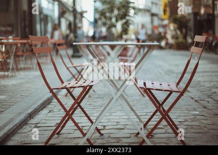 Primo piano di sedie e tavoli da caffè in una strada della città, Bruxelles, Belgio Foto Stock