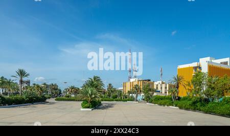 Quartiere centrale della città di Gibuti con complesso moderno sullo sfondo, Gibuti Foto Stock