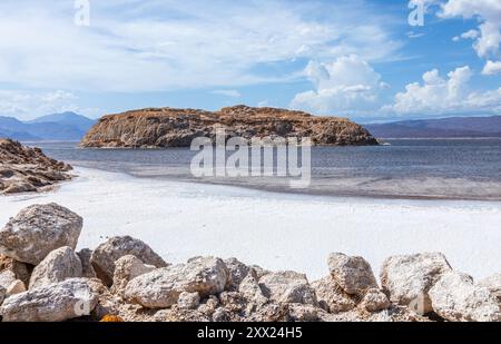 LAC Assal acque di lago salato con isole al centro, il punto più basso dell'Africa, regione di Tadjourah, Gibuti Foto Stock