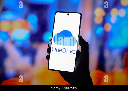 In questa immagine, il logo Microsoft OneDrive viene visualizzato sullo schermo di uno smartphone. Foto Stock