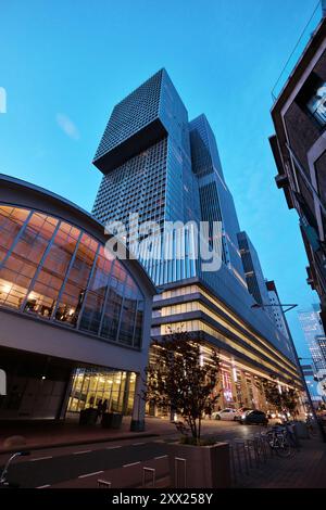 Rotterdam, Paesi Bassi - 10 aprile 2024: De Rotterdam è un edificio sul Wilhelminapier di Rotterdam progettato dall'architetto Rem Koolhaas Foto Stock