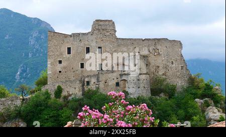 Un bellissimo borgo medievale tra i monti liguri chiamato Castelvecchio di Rocca Barbena con edifici in pietra e strade acciottolate Foto Stock