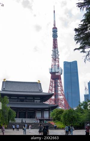 Sala principale del Tempio Zojoji con la Torre di Tokyo sullo sfondo, Tokyo, Giappone Foto Stock