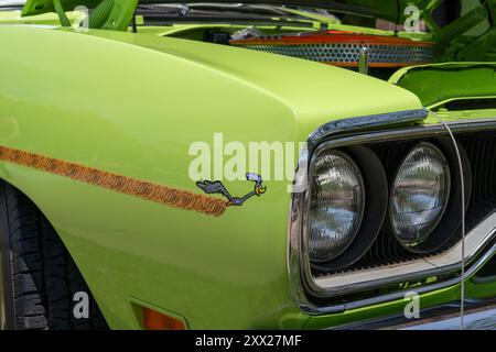 DEARBORN, mi/USA - 15 GIUGNO 2024: Primo piano di una striscia da corsa Plymouth Road Runner 1970, la Henry Ford (THF) Motor Muster. Foto Stock