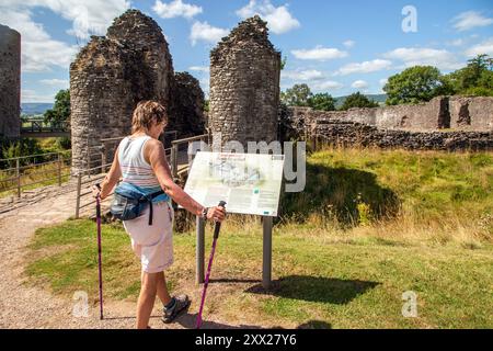 White Castle, o Llantilio Castle, è un castello in rovina vicino al villaggio di Llantilio Crossenny nel Monmouthshire, Galles del Sud., sul sentiero pedonale Offas Dyke Foto Stock