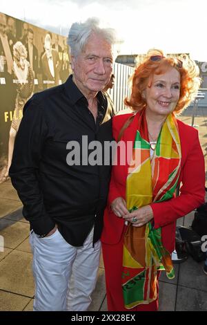 Juergen Prochnow mit Ehefrau Verena Wengler - Vorempfang anlässlich der UFA-Filmnächte auf der Dachterrasse der Bertelsmann Repräsentanz und Filmvorführung auf der Museumsinsel a Berlino AM 21.08.2024 *** Juergen Prochnow con la moglie Verena Wengler Pre-ricevimento in occasione delle UFA Film Nights sulla terrazza sul tetto dell'Ufficio di rappresentanza Bertelsmann e proiezione del film sull'Isola dei Musei di Berlino il 21 08 2024 Foto Stock