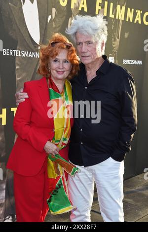 Juergen Prochnow mit Ehefrau Verena Wengler - Vorempfang anlässlich der UFA-Filmnächte auf der Dachterrasse der Bertelsmann Repräsentanz und Filmvorführung auf der Museumsinsel a Berlino AM 21.08.2024 *** Juergen Prochnow con la moglie Verena Wengler Pre-ricevimento in occasione delle UFA Film Nights sulla terrazza sul tetto dell'Ufficio di rappresentanza Bertelsmann e proiezione del film sull'Isola dei Musei di Berlino il 21 08 2024 Foto Stock