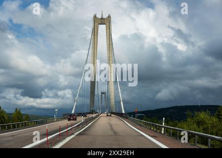 Vita quotidiana, High Coast Bridge, Sandöverken, Svezia, mercoledì. Il ponte della costa alta (in svedese: Högakustenbron), noto anche come ponte veda (in svedese: Vedabron), è un ponte sospeso che attraversa la foce del fiume Ångermanälven vicino a veda, al confine tra i comuni di Härnösand e Kramfors nella provincia di Ångermanland nel nord della Svezia. Foto Stock