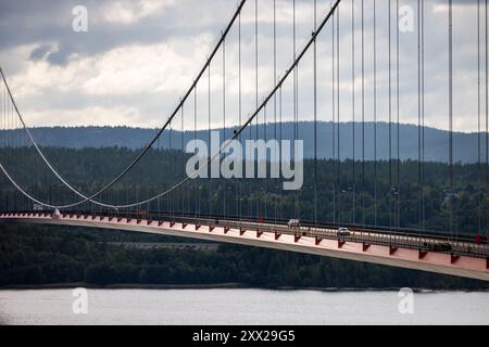 Vita quotidiana, High Coast Bridge, Sandöverken, Svezia, mercoledì. Il ponte della costa alta (in svedese: Högakustenbron), noto anche come ponte veda (in svedese: Vedabron), è un ponte sospeso che attraversa la foce del fiume Ångermanälven vicino a veda, al confine tra i comuni di Härnösand e Kramfors nella provincia di Ångermanland nel nord della Svezia. Foto Stock