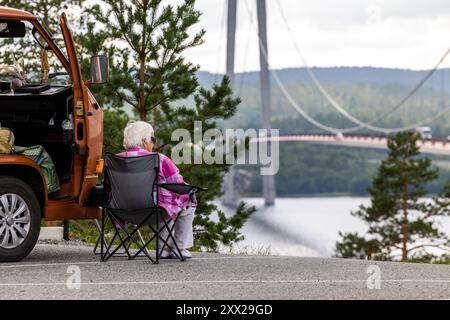 Vita quotidiana, High Coast Bridge, Sandöverken, Svezia, mercoledì. Il ponte della costa alta (in svedese: Högakustenbron), noto anche come ponte veda (in svedese: Vedabron), è un ponte sospeso che attraversa la foce del fiume Ångermanälven vicino a veda, al confine tra i comuni di Härnösand e Kramfors nella provincia di Ångermanland nel nord della Svezia. Foto Stock