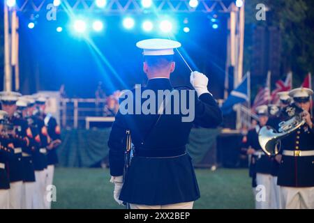 Fergus, Ontario, Canada. 9 agosto 2024. U.S. Marine Corps Chief Warrant Officer 2 Nathan Doggett, centro, nativo dell'Illinois, e direttore della 2nd Marine Aircraft Wing (MAW) Band, conduce una performance combinata di band internazionale, nota anche come tatuaggio militare, al Fergus Scottish Festival & Highland Games a Fergus, Ontario, Canada, agosto. 9, 2024. Il Fergus Scottish Festival & Highland Games è un evento annuale di tre giorni che celebra il patrimonio scozzese locale attraverso varie forme di intrattenimento. La 2nd MAW Band si è esibita durante il festival per rafforzare la community relatio Foto Stock