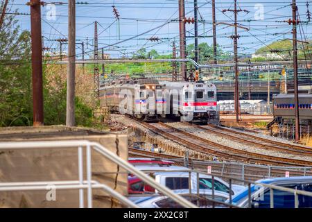 Incontro SEPTA Silverliner IV con SEPTA Push Pull a Powelton Yard Foto Stock
