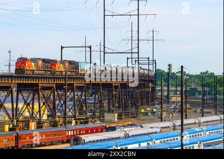 CSX Train con unità CN sulla linea alta a Philadelphia, Pennsylvania Foto Stock