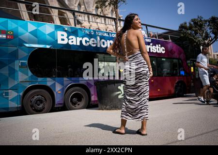 Barcellona, Spagna. 21 agosto 2024. Una donna scatta una foto di fronte alla chiesa della Sagrada Familia. Con più di 18 milioni di turisti che si prevede visiteranno Barcellona nel 2024, la città sta lottando per trovare un equilibrio tra i benefici economici del turismo durante la stagione turistica e la necessità di mantenere la città vivibile per i residenti locali, che stanno mostrando ostilità verso il turismo di massa e lo sfruttamento della città da parte dell'industria turistica. Credito: SOPA Images Limited/Alamy Live News Foto Stock