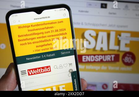 Auf einem smartphone wurde der Shop des Traditionsunternehmens Weltbild aufgerufen. Dort informiert der Buchhändler die Kunden über die Betriebsstillegung zum 31. Agosto 2024. Schnelsen Hamburg *** il negozio della storica società Weltbild è stato richiamato su uno smartphone, il libraio informa i clienti della chiusura delle attività il 31 agosto 2024 Schnelsen Amburgo Foto Stock