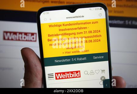 Auf einem smartphone wurde der Shop des Traditionsunternehmens Weltbild aufgerufen. Dort informiert der Buchhändler die Kunden über die Betriebsstillegung zum 31. Agosto 2024. Schnelsen Hamburg *** il negozio della storica società Weltbild è stato richiamato su uno smartphone, il libraio informa i clienti della chiusura delle attività il 31 agosto 2024 Schnelsen Amburgo Foto Stock