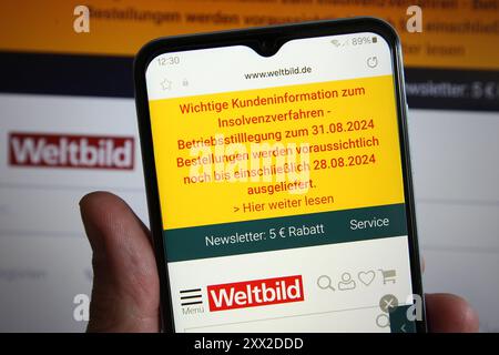 Auf einem smartphone wurde der Shop des Traditionsunternehmens Weltbild aufgerufen. Dort informiert der Buchhändler die Kunden über die Betriebsstillegung zum 31. Agosto 2024. Schnelsen Hamburg *** il negozio della storica società Weltbild è stato richiamato su uno smartphone, il libraio informa i clienti della chiusura delle attività il 31 agosto 2024 Schnelsen Amburgo Foto Stock