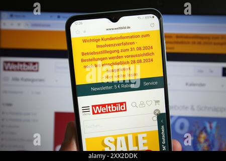 Auf einem smartphone wurde der Shop des Traditionsunternehmens Weltbild aufgerufen. Dort informiert der Buchhändler die Kunden über die Betriebsstillegung zum 31. Agosto 2024. Schnelsen Hamburg *** il negozio della storica società Weltbild è stato richiamato su uno smartphone, il libraio informa i clienti della chiusura delle attività il 31 agosto 2024 Schnelsen Amburgo Foto Stock