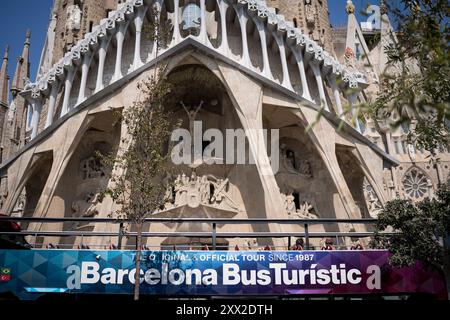 Barcellona, Spagna. 21 agosto 2024. Un autobus turistico è visibile passando per la chiesa della Sagrada Familia. Con più di 18 milioni di turisti che si prevede visiteranno Barcellona nel 2024, la città sta lottando per trovare un equilibrio tra i benefici economici del turismo durante la stagione turistica e la necessità di mantenere la città vivibile per i residenti locali, che stanno mostrando ostilità verso il turismo di massa e lo sfruttamento della città da parte dell'industria turistica. (Foto di Davide Bonaldo/SOPA Images/Sipa USA) credito: SIPA USA/Alamy Live News Foto Stock