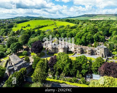 Castello di Skipton da un drone, North Yorkshire, Inghilterra Foto Stock