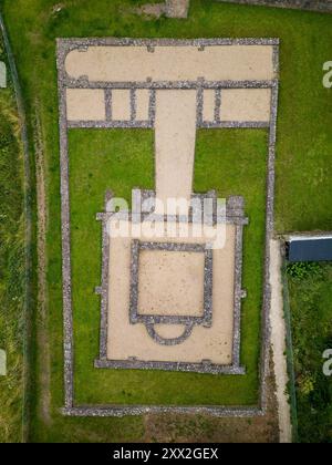 Vista aerea delle rovine di un tempio romano a una divinità sconosciuta nella città di Caerwent (Venta Silurum) nel Monmouthshire, Galles Foto Stock