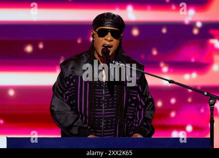 Chicago, Stati Uniti. 21 agosto 2024. Il cantautore e musicista americano Stevie Wonder si esibisce alla Convention Nazionale Democratica del 2024 allo United Center di Chicago, Illinois, mercoledì 21 agosto 2024. Il tema del terzo giorno è "Una lotta per le nostre libertà”. Foto di Tannen Maury/UPI credito: UPI/Alamy Live News Foto Stock