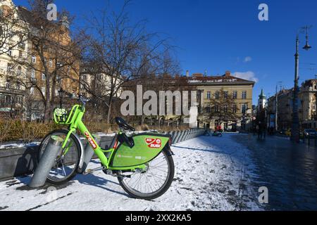 Biciclette Bubi in piazza Fovam ter. Budapest, Ungheria Foto Stock