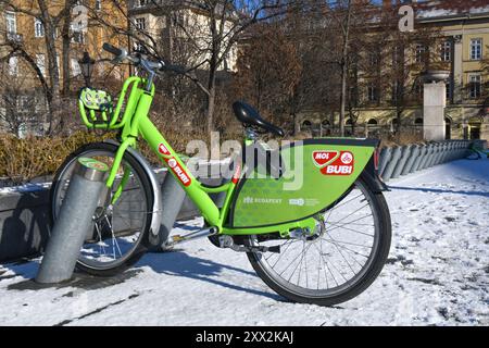 Biciclette Bubi in piazza Fovam ter. Budapest, Ungheria Foto Stock