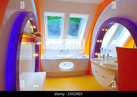 decorazione, bagno, bagno, bello, luminoso, ceramica, pulita, stoffa, minimalismo, contatore, decorazione, dispenser, viso-panno, piegato, casa, casa, interno Foto Stock