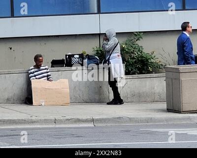 Chicago, Illinois, Stati Uniti. 20 agosto 2024. Chicago Illinois 21 agosto 2024.senzatetto che dormono per le strade di Chicago mentre si tiene la Convention Nazionale Democratica (Credit Image: © Bruce Cotler/ZUMA Press Wire) SOLO USO EDITORIALE! Non per USO commerciale! Foto Stock