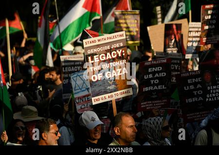 Chicago, Stati Uniti. 21 agosto 2024. I manifestanti marciano durante la Convention Nazionale Democratica del 2024 a Chicago, Illinois, mercoledì 21 agosto 2024. Foto di Paul Beaty/UPI credito: UPI/Alamy Live News Foto Stock