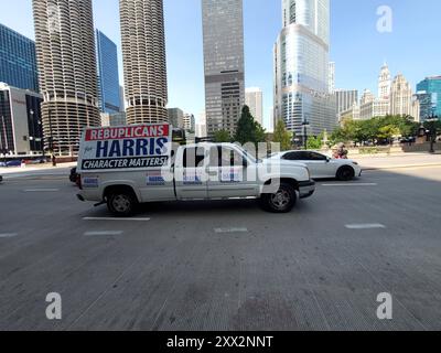 Chicago, Illinois, Stati Uniti. 21 agosto 2024. Chicago, Illinois, 21 agosto 2024. Camion con cartelli e adesivi a sostegno dei democratici guida per le strade del centro di Chicago. (Credit Image: © Bruce Cotler/ZUMA Press Wire) SOLO PER USO EDITORIALE! Non per USO commerciale! Foto Stock