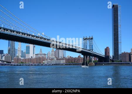 New York City, vista del ponte di Manhattan dall'altra parte dell'East River da Brooklyn Foto Stock