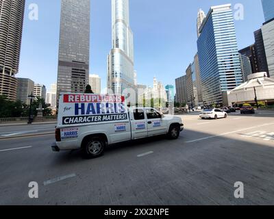 Chicago, Illinois, Stati Uniti. 21 agosto 2024. Chicago, Illinois, 21 agosto 2024. Camion con cartelli e adesivi a sostegno dei democratici guida per le strade del centro di Chicago. (Credit Image: © Bruce Cotler/ZUMA Press Wire) SOLO PER USO EDITORIALE! Non per USO commerciale! Foto Stock