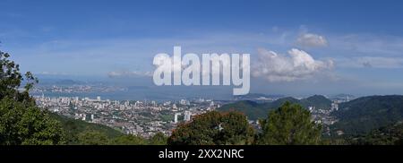 Panorama dell'Isola di Penang, con il Ponte di Penang che collega Perai sulla terraferma e Gelugor a George Town, Malesia Foto Stock