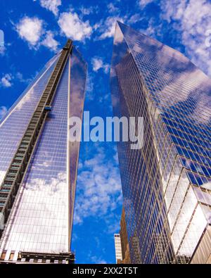 New york City, New York, Stati Uniti - 2013-10-12: Un centro mondiale del commercio mentre era ancora in costruzione nel 2013 con un cielo azzurro Foto Stock