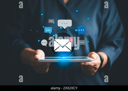 L'azienda ha utilizzato la posta elettronica come tecnologia chiave per la comunicazione, l'invio di messaggi e lettere di marketing attraverso il cyberspazio per mantenere i contatti W Foto Stock