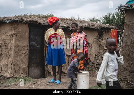 (240822) -- NAROK, 22 agosto 2024 (Xinhua) -- gli abitanti del villaggio Maasai comunicano in un villaggio nella riserva nazionale Masai Mara a Narok, Kenya, 21 agosto 2024. I Maasai, una delle principali tribù del Kenya, sono principalmente sparsi nelle parti sud e sud-ovest che confinano con la Tanzania. La tribù vive ancora in modo nomade. Il loro insediamento copre le destinazioni turistiche famose in tutto il mondo della riserva nazionale Masai Mara e del Parco nazionale del Serengeti. Con lo sviluppo dell'industria turistica locale, i Maasai hanno aperto i loro villaggi per abbracciare i turisti, come un modo per aumentare il loro reddito mentre si mantengono Foto Stock