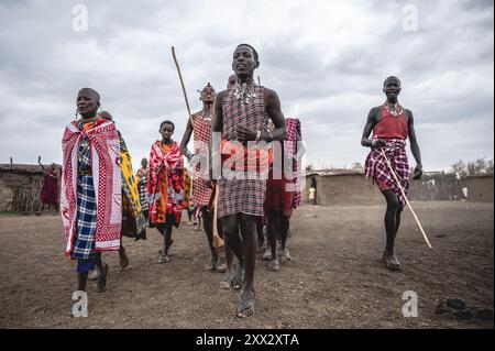 (240822) -- NAROK, 22 agosto 2024 (Xinhua) -- gli abitanti del villaggio Maasai eseguono la danza tradizionale in un villaggio nella riserva nazionale Masai Mara a Narok, Kenya, il 21 agosto 2024. I Maasai, una delle principali tribù del Kenya, sono principalmente sparsi nelle parti sud e sud-ovest che confinano con la Tanzania. La tribù vive ancora in modo nomade. Il loro insediamento copre le destinazioni turistiche famose in tutto il mondo della riserva nazionale Masai Mara e del Parco nazionale del Serengeti. Con lo sviluppo dell'industria turistica locale, i Maasai hanno aperto i loro villaggi per abbracciare i turisti, come modo per aumentare il Foto Stock