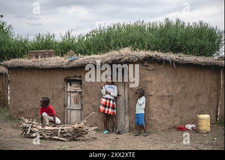 (240822) -- NAROK, 22 agosto 2024 (Xinhua) -- i bambini Maasai si divertono in un villaggio nella riserva nazionale Masai Mara a Narok, Kenya, il 21 agosto 2024. I Maasai, una delle principali tribù del Kenya, sono principalmente sparsi nelle parti sud e sud-ovest che confinano con la Tanzania. La tribù vive ancora in modo nomade. Il loro insediamento copre le destinazioni turistiche famose in tutto il mondo della riserva nazionale Masai Mara e del Parco nazionale del Serengeti. Con lo sviluppo dell'industria turistica locale, i Maasai hanno aperto i loro villaggi per abbracciare i turisti, come un modo per aumentare il loro reddito mentre mainta Foto Stock