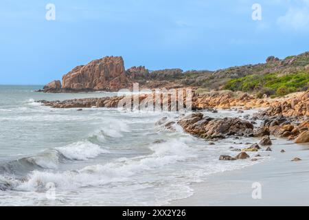 Castle Rock, vicino a Dunsborough, nell'Australia Occidentale, è un'enorme fetta di granito arancione che si erge alto alla fine della splendida Castle Bay. Foto Stock