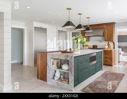 Cucina con armadi in noce, blu e bianco, frigorifero a colonna Sub-Zero e congelatore Foto Stock