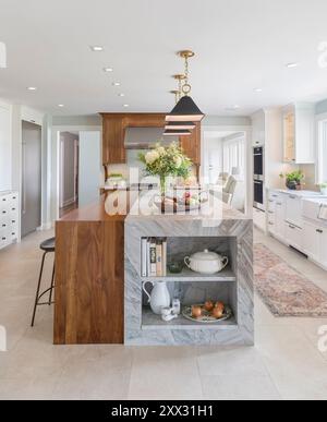 Cucina con isola di noci e quarzite con ripiani integrati Foto Stock