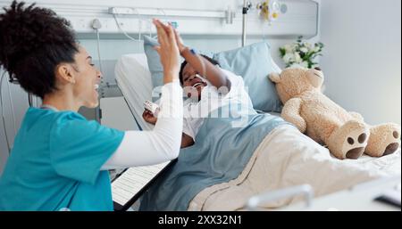 Bambino, pediatra e alto cinque in ospedale o clinica con giocosa, benessere e salute per il trattamento. Giovane, supporto e medico con Foto Stock