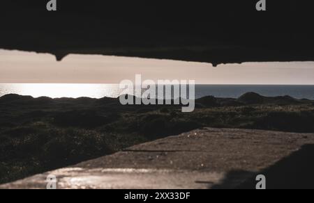 Bunker costruito dai tedeschi durante la seconda guerra mondiale a Stenbjerg sulla costa occidentale dello Jutland, Danimarca, ora parte del parco nazionale Thy Foto Stock