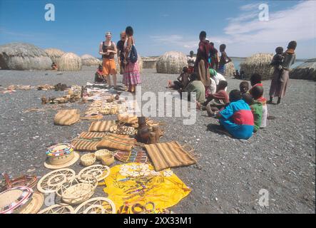 Giornata di mercato al villaggio di El Molo, questa è la tribù più piccola del Kenya, vivono sulle rive del remoto lago Turkana Foto Stock