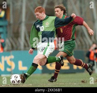 Foto del file datata 29/03/97, il centrocampista dell'Irlanda del Nord Neil Lennon viene messo sotto pressione dal portoghese Joan Pinto durante una partita di qualificazione al Mondiale del gruppo 9, al Windsor Park di Belfast. Un ministro unionista ha scritto direttamente alla stella celtica Neil Lennon dopo aver ricevuto minacce di morte ore prima di un incontro con l'Irlanda del Nord, dicendogli che non ci dovrebbe essere un "nascondiglio" per i responsabili. Data di pubblicazione: Giovedì 22 agosto 2024. Foto Stock