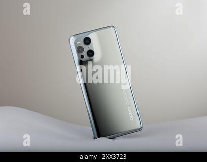 Mansfield,Nottingham,Regno Unito,21 agosto 2024:immagine del prodotto Studio dello smartphone Oppo Find X3 Pro. Foto Stock