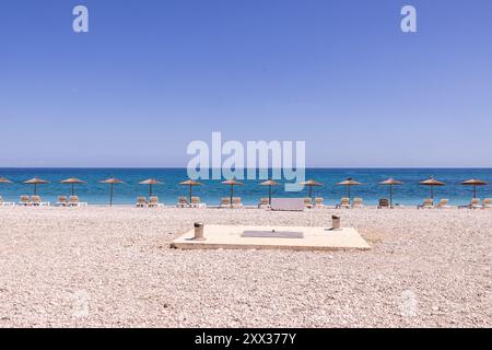 Foto della bellissima spiaggia di Albir, Altea, Alicante in Spagna con ombrelloni e lettini sul fronte spiaggia vicino all'oceano sulla spiaggia Foto Stock