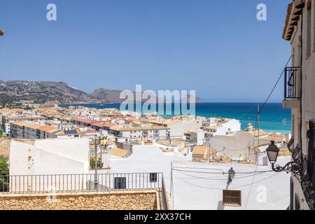 Foto della splendida città di Altea in Spagna che mostra una vista sull'oceano dalle case e dalle strade spagnole su una collina in una giornata di sole in estate Foto Stock